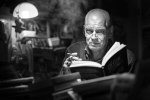 Rien Breemans in zijn woning in Heerde - © Fotografie: Martin Hogeboom