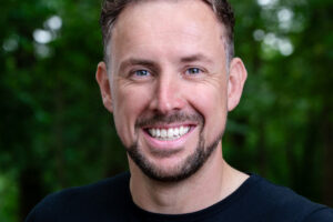 Een zakelijk portret van Edwin IJkhout.