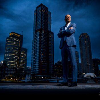 Portret CEO tegen skyline Rotterdam