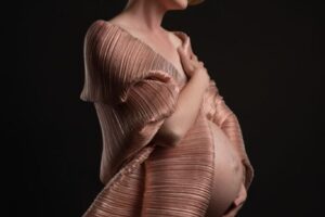 zwangerschapsfotografie goude aura award roze plisse jurk